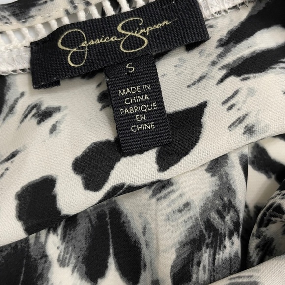Jessica Simpson black and white feather print flowy short sleeve top size S - Picture 6 of 10